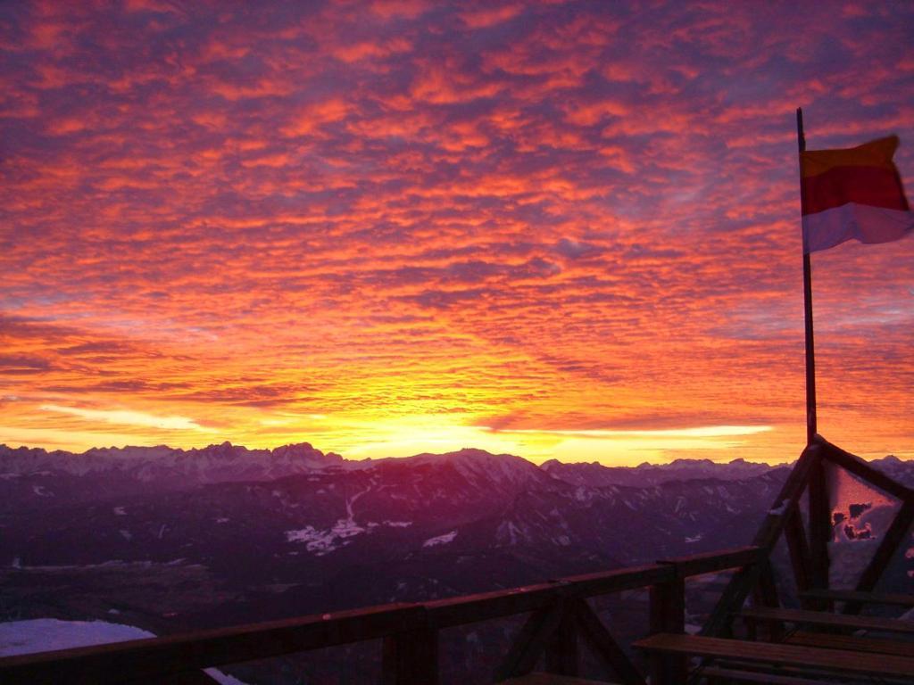 Alpinhotel Pacheiner Треффен Екстер'єр фото